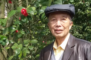 長(zhǎng)篇小說獎(jiǎng)：獲獎(jiǎng)作品《破荒》作者：袁仁琮（侗族）         創(chuàng)作感言　　如何看待歷史，如何看待現(xiàn)實(shí)，是沒有現(xiàn)成答案的。需要站在一定高度，以人民的利益、國(guó)家和民族利益為出發(fā)點(diǎn)和歸宿，冷靜地思考，辨別是與非、高與低，作出判斷。我寫三卷本長(zhǎng)篇小說《破荒》遇到的最大障礙，就是要從紛繁復(fù)雜的歷史和現(xiàn)實(shí)生活中找出一條路來。