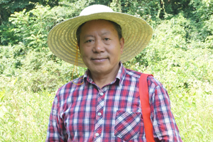 長(zhǎng)篇小說獎(jiǎng)：獲獎(jiǎng)作品《白虎寨》作者：李傳鋒（土家族）         創(chuàng)作感言　　我采用現(xiàn)實(shí)主義手法，多角度聚焦貧困山村，近距離體察鮮活農(nóng)事，思考社會(huì)變革。我盡量使作品有著豐富的“三農(nóng)”信息，讓作品跳動(dòng)著強(qiáng)勁的時(shí)代脈搏。我沒有過多地關(guān)注寫作的技術(shù)，而是將心血灌注于鮮活的物事。就像唱山歌一樣，激情一來，就高興地吼幾嗓子。《白虎寨》就是我為中國(guó)扶貧事業(yè)獻(xiàn)唱的一首山歌。