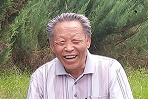 詩歌獎(jiǎng)：獲獎(jiǎng)作品《崔龍官詩選集》作者：崔龍官（朝鮮族）         創(chuàng)作感言　　在這本詩選集中，可以說是以“虛”與“靜”為思想底色的，其核心技巧則應(yīng)該說是意象的創(chuàng)造。思想、經(jīng)驗(yàn)、技巧，如一條條縱橫交錯(cuò)的絲線，共同織成了一段綢布。我進(jìn)行詩歌創(chuàng)作時(shí)，在語言功能的發(fā)揮上格外下了點(diǎn)功夫。至于這一段綢布的質(zhì)量究竟如何，我心里還沒譜。 