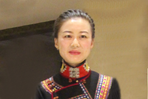 詩歌獎(jiǎng)：獲獎(jiǎng)作品《好時(shí)光》作者：魯娟（彝族）         創(chuàng)作感言　　從故鄉(xiāng)的起點(diǎn)出發(fā)，怎樣去尋找一種最適合表達(dá)自己的方式，這是我一直要摸索探尋的路?？娝古裾业搅宋遥姼柽@雙看不見的翅膀，帶領(lǐng)我從平凡、瑣碎、黯淡的日常生活中提升，擦亮被灰塵蒙敝已久、無處不在的詩意，教會(huì)我從黯淡的生活中提煉出一束束閃閃發(fā)光的金薔薇。