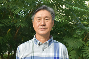散文獎(jiǎng)：獲獎(jiǎng)作品《話說歷史的江——圖們江》作者：金寬雄（朝鮮族）         創(chuàng)作感言　　從語言分布的角度上看，中國(guó)的朝鮮語和其他少數(shù)民族語言與納瓦霍語的狀況相類似，使用的人群小。然而，少數(shù)民族的語言和文字，和漢語言文字一樣，是中國(guó)語言文化中不可或缺的因素，她們有奇芳異彩，正是這些異彩紛呈的花朵裝點(diǎn)著整個(gè)中華民族語言文化的大花園。