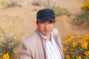 翻譯獎(jiǎng)：蒙古文譯漢文作者：馬英（蒙古族）         創(chuàng)作感言　　文學(xué)翻譯的要理在于“信、達(dá)、雅”，詩歌也好，小說也好，都遵循這個(gè)原則。我的文學(xué)翻譯實(shí)踐也是基本按著這個(gè)軌跡進(jìn)行的。從蒙古文譯成漢語的時(shí)候，最難的是民俗民風(fēng)、宗教文化、游牧生活的內(nèi)容以及與之相對(duì)應(yīng)的詞匯。要知道，蒙古語中的許多詞匯，在漢語詞典里是找不到的，蒙漢詞典里也找不到……