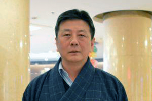 翻譯獎(jiǎng)：藏文譯漢文作者：久美多杰（藏族）         創(chuàng)作感言　　民族文學(xué)的翻譯是民族間的文化交流，它起著溝通各族人民思想感情的橋梁與紐帶作用，對(duì)于促進(jìn)各民族之間互相理解、相互尊重，增進(jìn)團(tuán)結(jié)友誼、構(gòu)建和諧社會(huì)具有重要的意義。感謝中國(guó)作家協(xié)會(huì)，獎(jiǎng)勵(lì)了我一匹駿馬，鼓勵(lì)我繼續(xù)做好文學(xué)翻譯工作。我會(huì)珍惜這份榮譽(yù)。