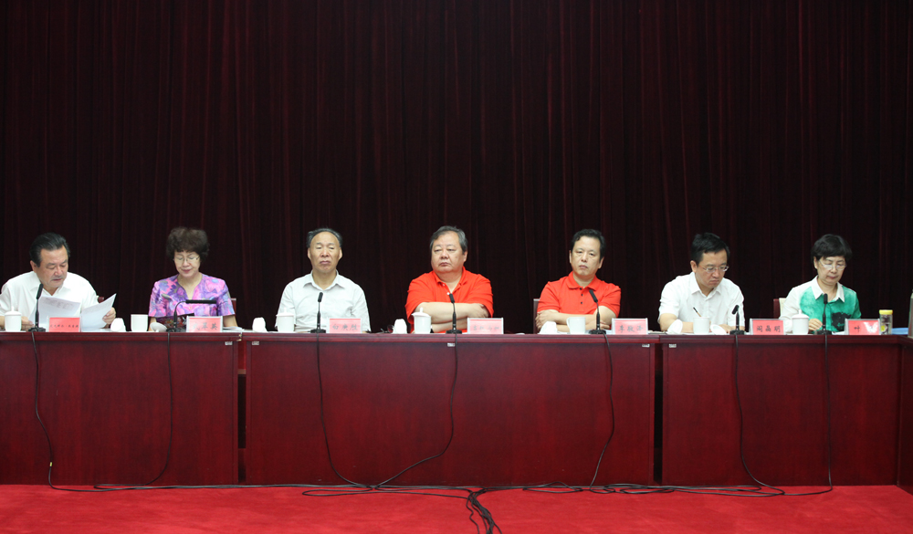 8月2日，第十一屆全國(guó)少數(shù)民族文學(xué)創(chuàng)作“駿馬獎(jiǎng)”終評(píng)會(huì)議在北京舉行，圖為終評(píng)評(píng)委。