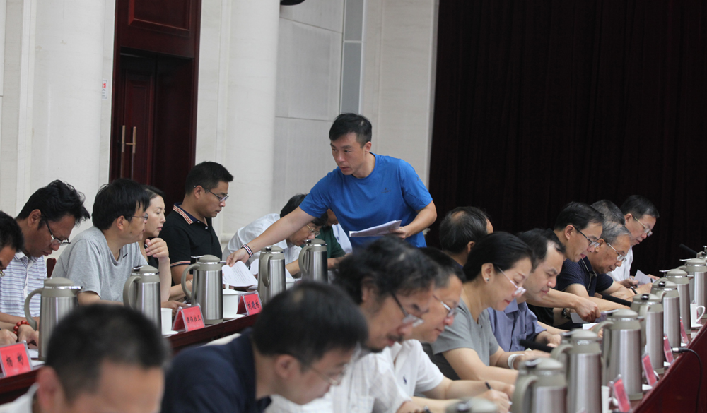 8月2日，第十一屆全國(guó)少數(shù)民族文學(xué)創(chuàng)作“駿馬獎(jiǎng)”終評(píng)會(huì)工作人員分發(fā)選票