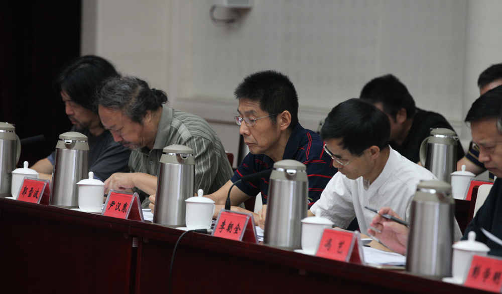 8月2日，第十一屆全國(guó)少數(shù)民族文學(xué)創(chuàng)作“駿馬獎(jiǎng)”終評(píng)會(huì)評(píng)委畫票