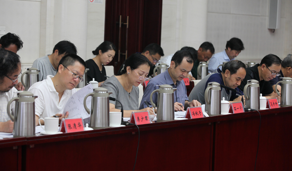 8月2日，第十一屆全國(guó)少數(shù)民族文學(xué)創(chuàng)作“駿馬獎(jiǎng)”終評(píng)會(huì)評(píng)委畫票