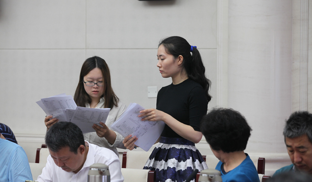 8月2日，第十一屆全國(guó)少數(shù)民族文學(xué)創(chuàng)作“駿馬獎(jiǎng)”終評(píng)會(huì)工作人員收回評(píng)委投票