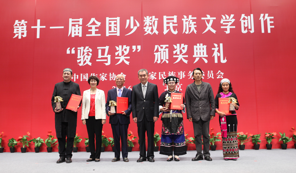 錢小芊、何建明、武翠英為報(bào)告文學(xué)獎(jiǎng)獲獎(jiǎng)?wù)哳C獎(jiǎng)