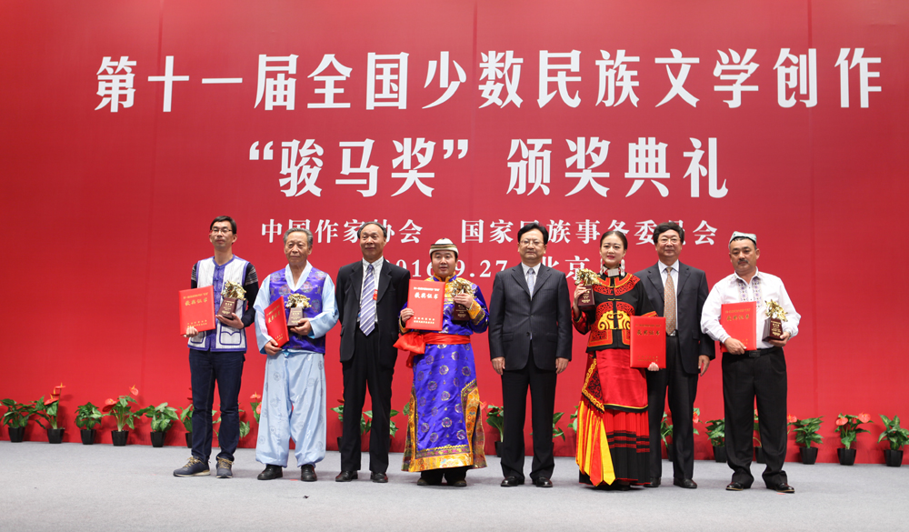 景俊海、張健、白庚勝為詩歌獎(jiǎng)獲獎(jiǎng)?wù)哳C獎(jiǎng)