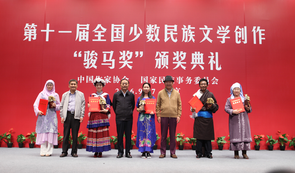 李昌平、丹增、葉辛為中短篇小說獎(jiǎng)獲獎(jiǎng)?wù)哳C獎(jiǎng)