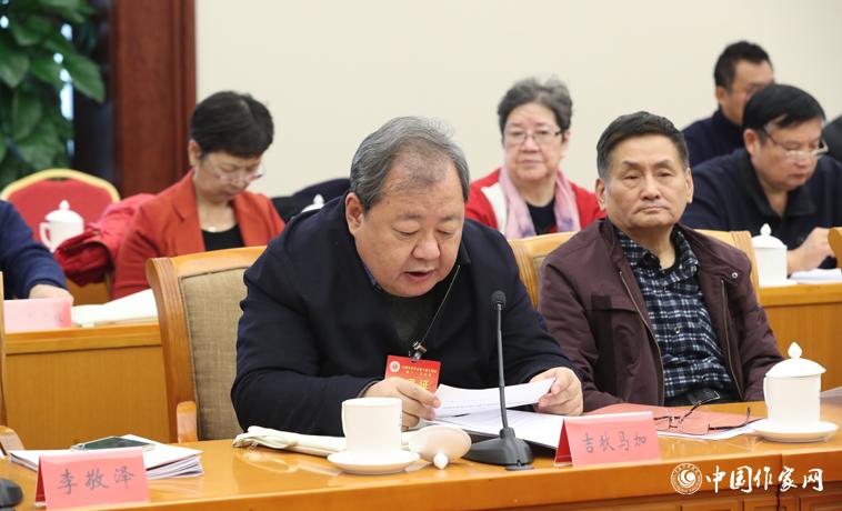 11月28日，吉狄馬加在中國作協(xié)八屆十一次主席團會上宣讀文件。