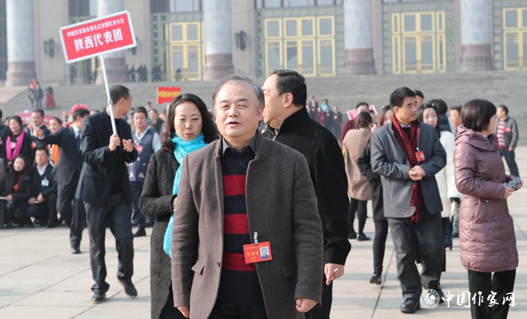 11月30日，大會開幕式結(jié)束，與會代表走出會場。