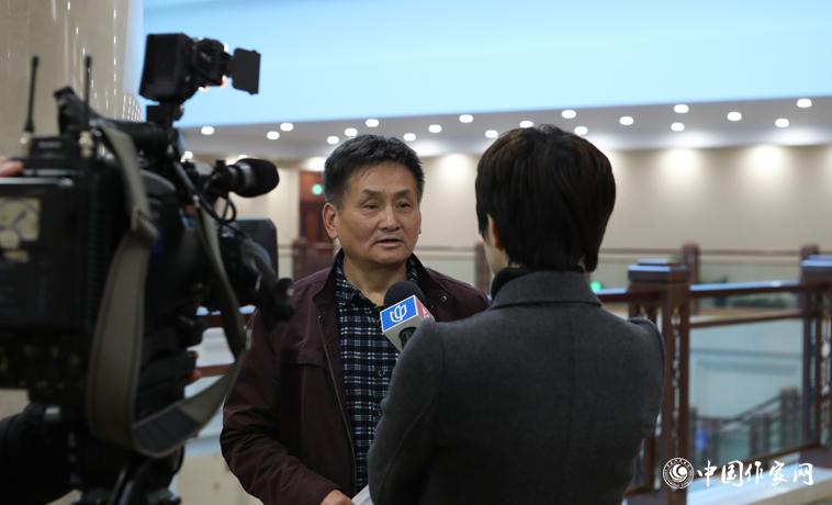 11月30日下午，葉辛接受媒體采訪