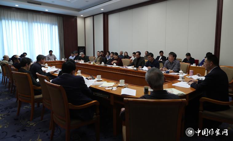 11月30日下午黑龍江、四川代表團分組學(xué)習(xí)討論。