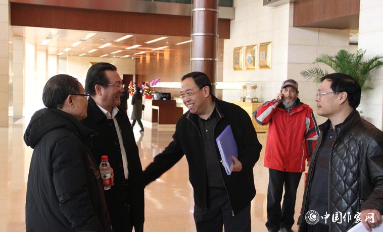 11月28日，中國作協(xié)第九次全國代表大會與會代表在報到時交談。