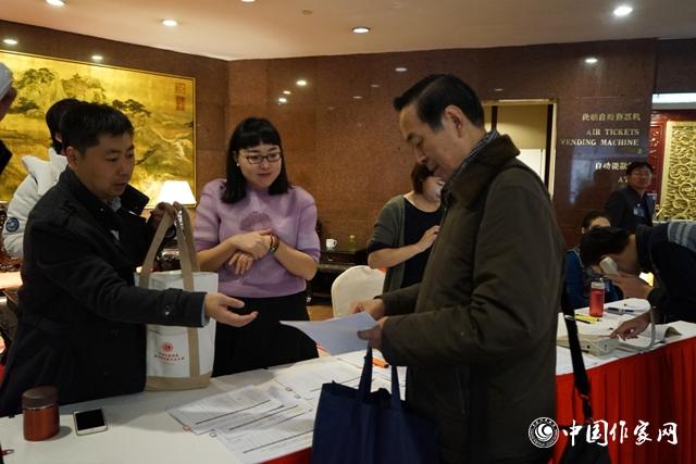 11月28日，中國作協(xié)第九次全國代表大會與會代表報到。
