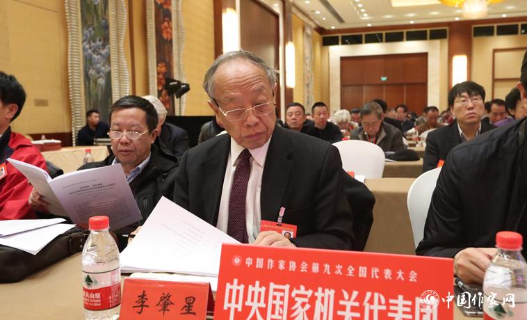 12月1日，中國作協(xié)第九次全國代表大會第二次全體會議召開，代表李肇星聽取報告。