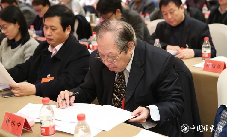 12月1日，中國作家協(xié)會第九次全國代表大會第二次全體會議召開，代表許懷中聽取報告。