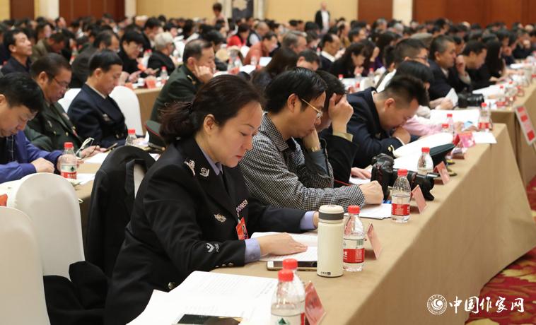 12月1日，中國作家協(xié)會第九次全國代表大會第二次全體會議召開，與會代表聽取報告。
