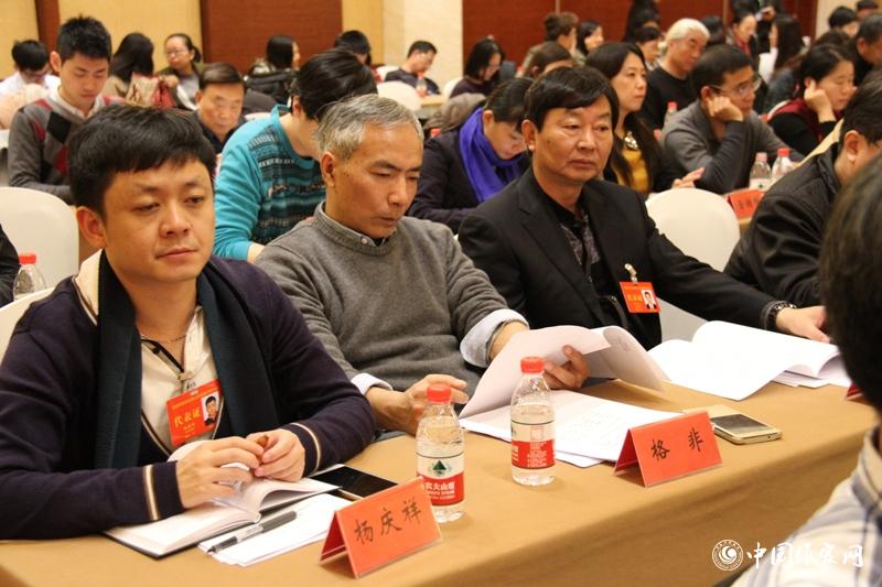 12月1日，第二次全體會召開，與會代表聽取報告。