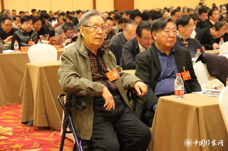 12月1日，第二次全體會上，代表們認真聽工作報告