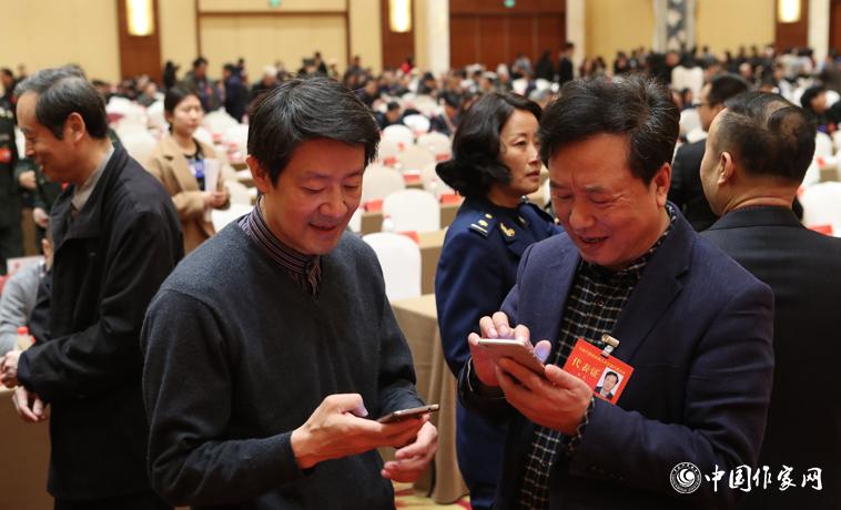 12月1日，第二次全體會議開始前，與會代表陳眾議與代表交談。