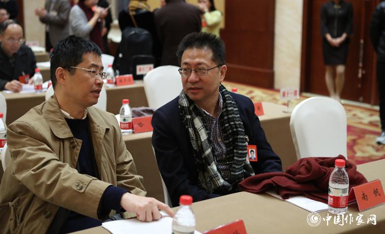 12月1日，第二次全體會議開始前，與會代表南帆、洪放交談。