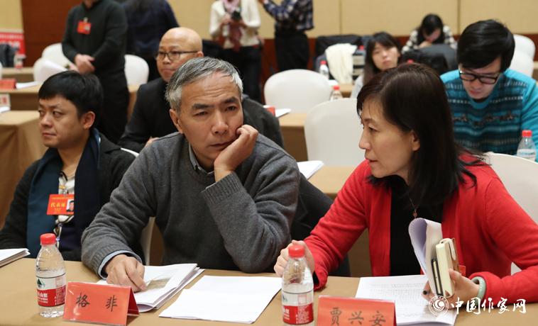 12月1日，第二次全體會議開始前，與會代表交談。