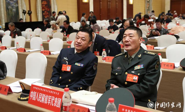12月1日，第二次全體會議開始前，與會代表徐貴祥、李亞交談。
