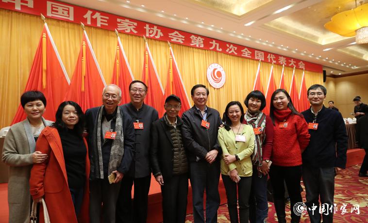 12月1日，第二次全體會議開始前，部分代表合影。