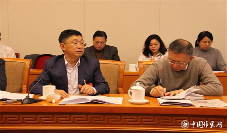 11月30日，黑龍江、四川代表團分組學(xué)習(xí)討論，代表阿來發(fā)言。