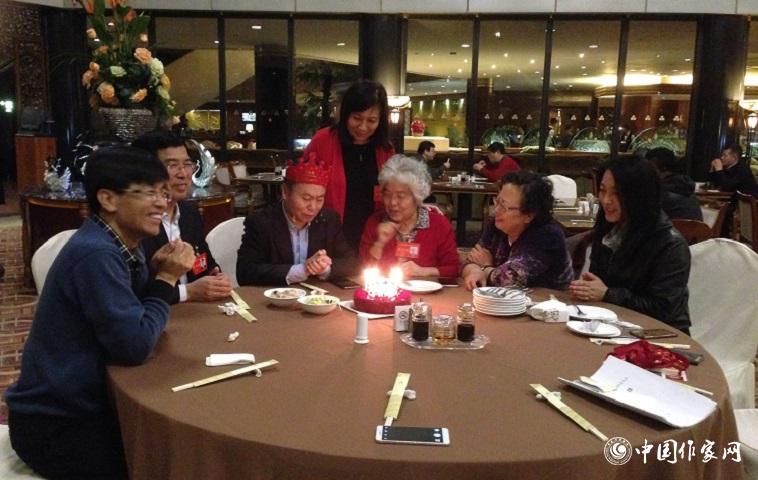 12月1日，代表與工作人員為山東作家譚好哲慶祝生日。