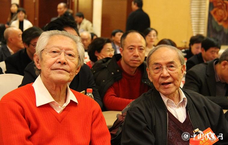 代表束沛德、崔道怡在報告會會場。