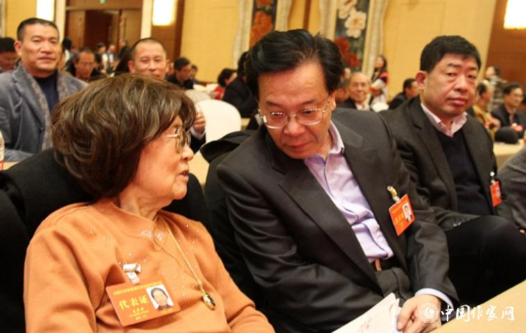 文潔若、李福明等代表在報告會前交談。
