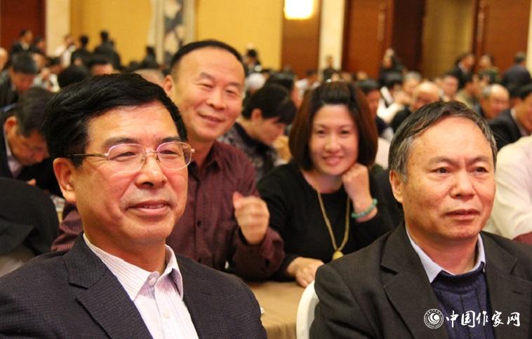 楊學(xué)峰、譚好哲等山東作家充滿期待地等待聆聽報告。