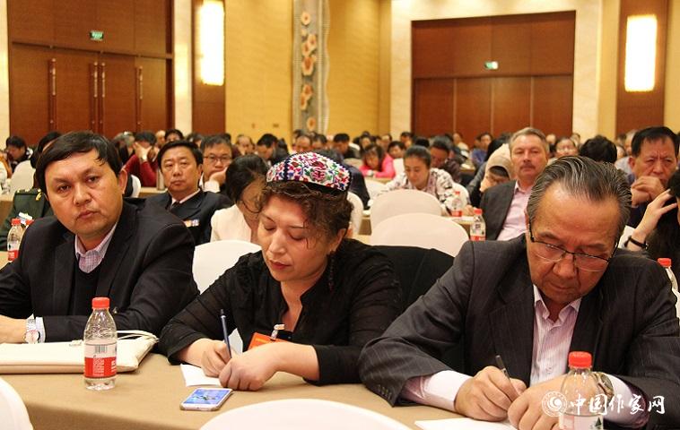 代表們在國際形勢與外交工作報告會上認真記錄。