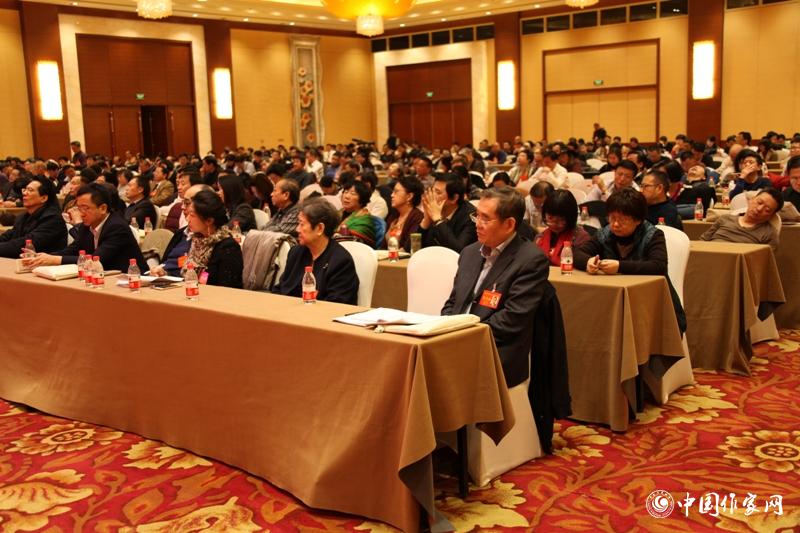 12月2日下午，代表們聽外交部副部長劉振民作報告。