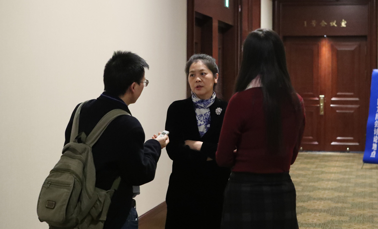 12月1日，黑龍江、四川代表團分組學(xué)習(xí)討論，遲子建代表接受媒體采訪。
