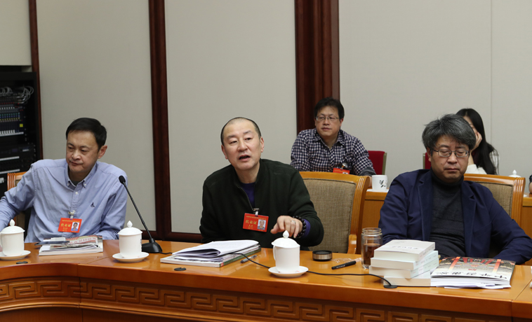 12月1日，黑龍江、四川團分組學(xué)習(xí)討論，蔣藍發(fā)言。