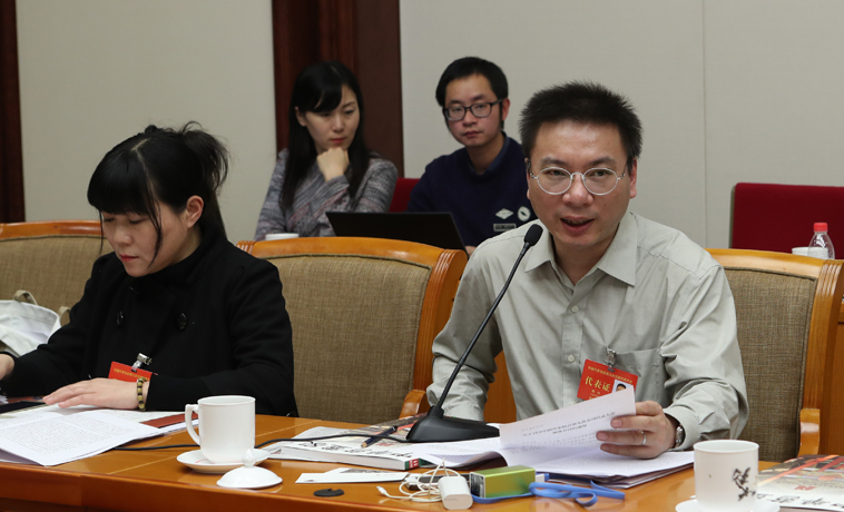 12月1日，上海代表團分組學(xué)習(xí)討論，路內(nèi)發(fā)言。