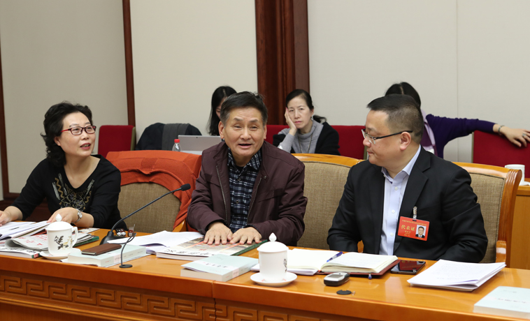 12月1日，上海代表團分組學(xué)習(xí)討論，葉辛發(fā)言。