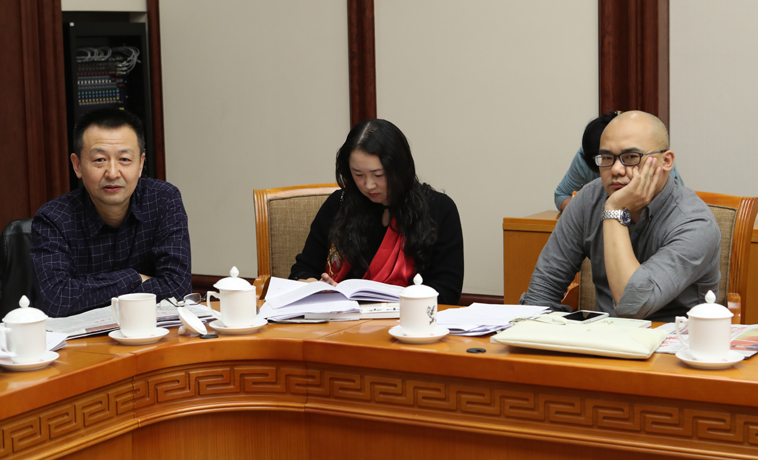12月1日，江蘇代表團分組學(xué)習(xí)討論，汪政發(fā)言。
