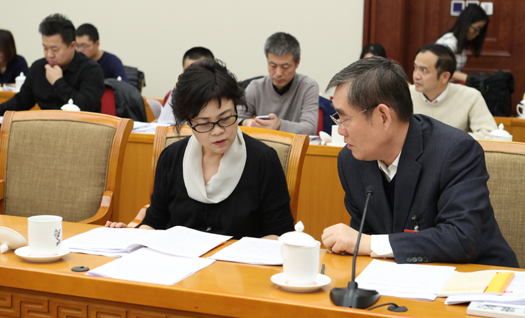 12月1日，中國作協(xié)代表團分組學(xué)習(xí)討論，鐵凝、錢小芊交流。