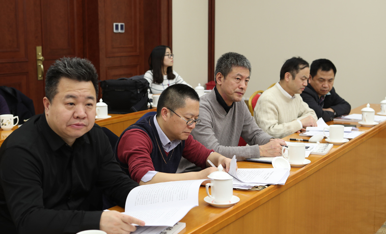 12月1日，中國作協(xié)代表團分組學(xué)習(xí)討論。