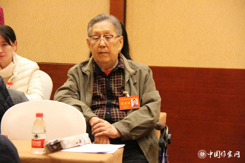 在中國作家協(xié)會第九次全國代表大會第三次全體會議上，代表柳萌認真聆聽。