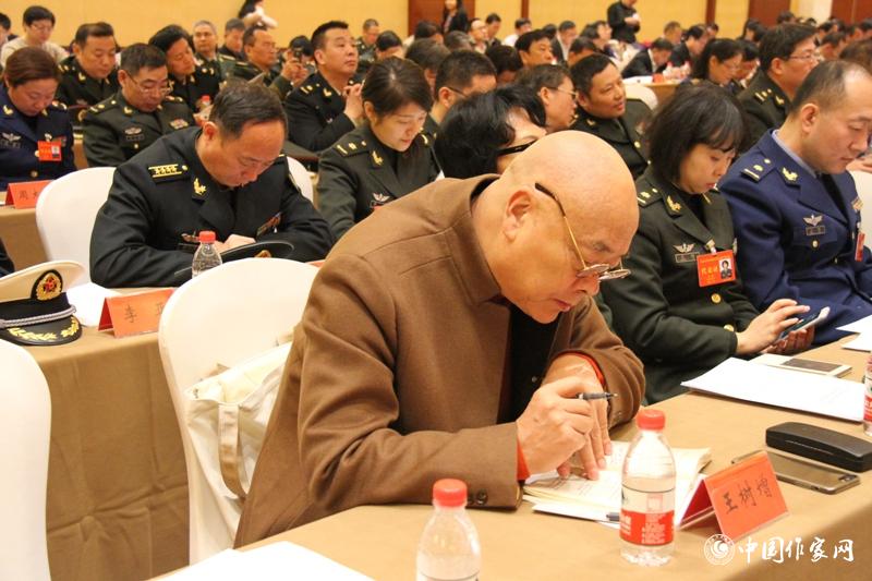 在中國作家協(xié)會第九次全國代表大會第三次全體會議上，代表王樹增認真作筆記。