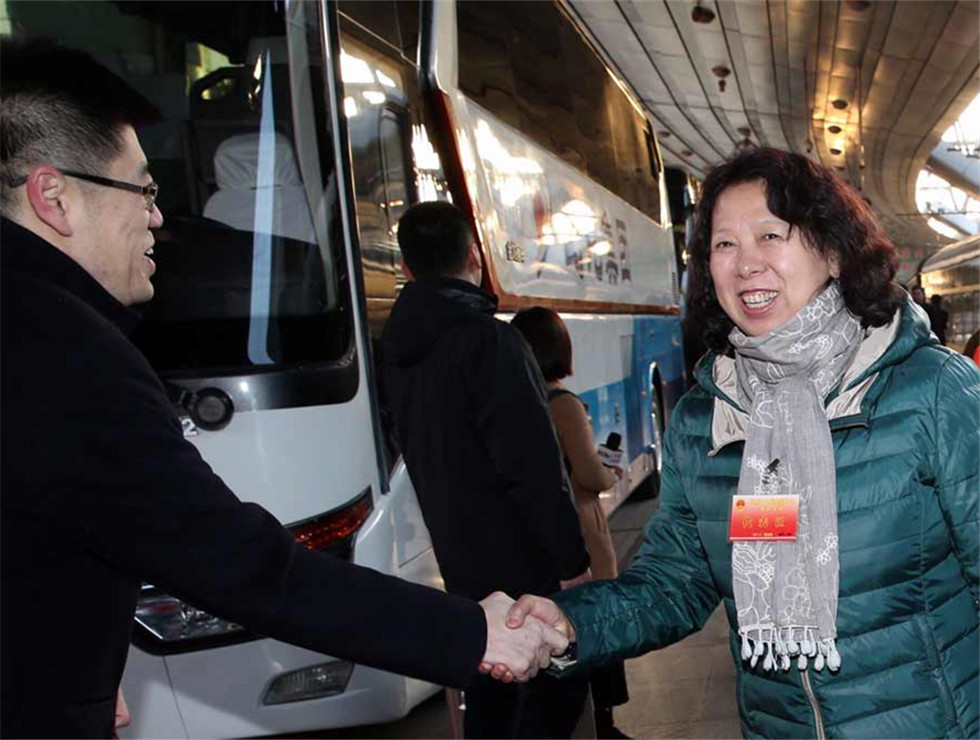 3月2日，出席十二屆全國人大五次會議的黑龍江代表團乘坐火車抵達北京站。