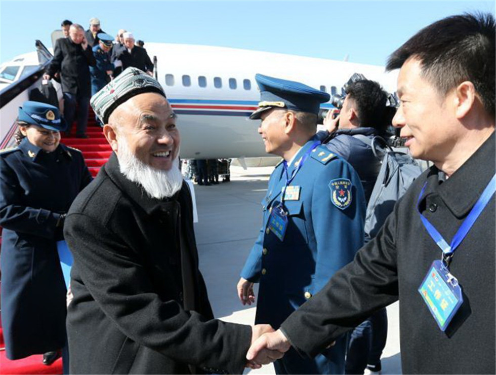 3月1日，來自新疆的全國政協(xié)委員抵達北京，出席全國政協(xié)十二屆五次會議。