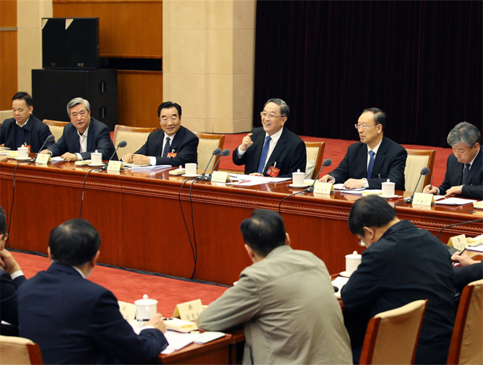 俞正聲看望社會科學、新聞出版界委員并參加討論